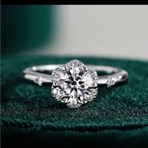 New Moissanite 0.1 carat Size 7 Daisy Dream Ring